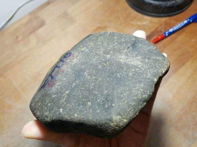 正宗翡翠原石图片水中的翡翠原石-第1张图片-翡翠网 正宗翡翠原石图片水中的翡翠原石-第1张图片-翡翠网