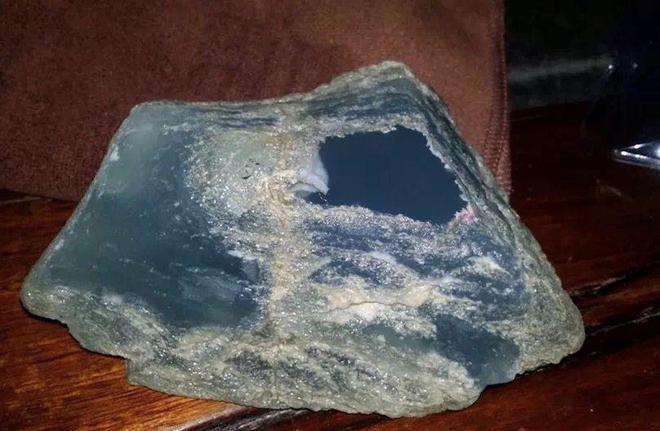 正宗翡翠原石图片水中的翡翠原石-第2张图片-翡翠网 正宗翡翠原石图片水中的翡翠原石-第2张图片-翡翠网