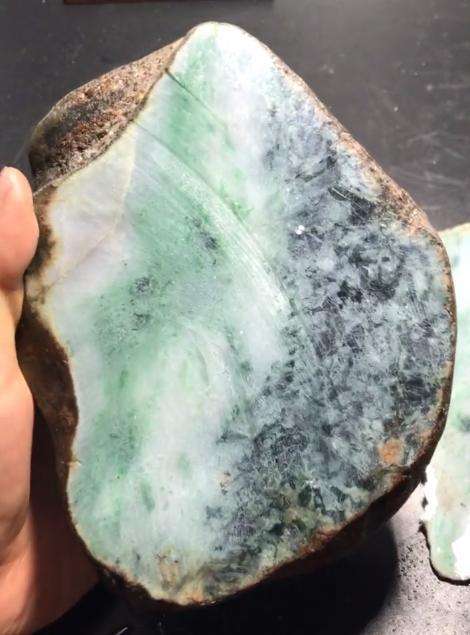 内蒙古切涨翡翠原石翡翠原石鉴别最简单方法-第2张图片-翡翠网 内蒙古切涨翡翠原石翡翠原石鉴别最简单方法-第2张图片-翡翠网