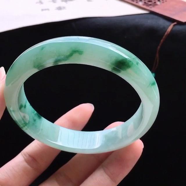 翡翠手镯不想要了卖哪里做一个翡翠手镯得多久-第1张图片-翡翠网 翡翠手镯不想要了卖哪里做一个翡翠手镯得多久-第1张图片-翡翠网