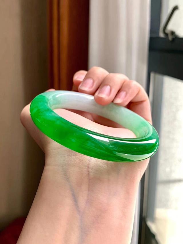 翡翠手镯不想要了卖哪里做一个翡翠手镯得多久-第2张图片-翡翠网 翡翠手镯不想要了卖哪里做一个翡翠手镯得多久-第2张图片-翡翠网