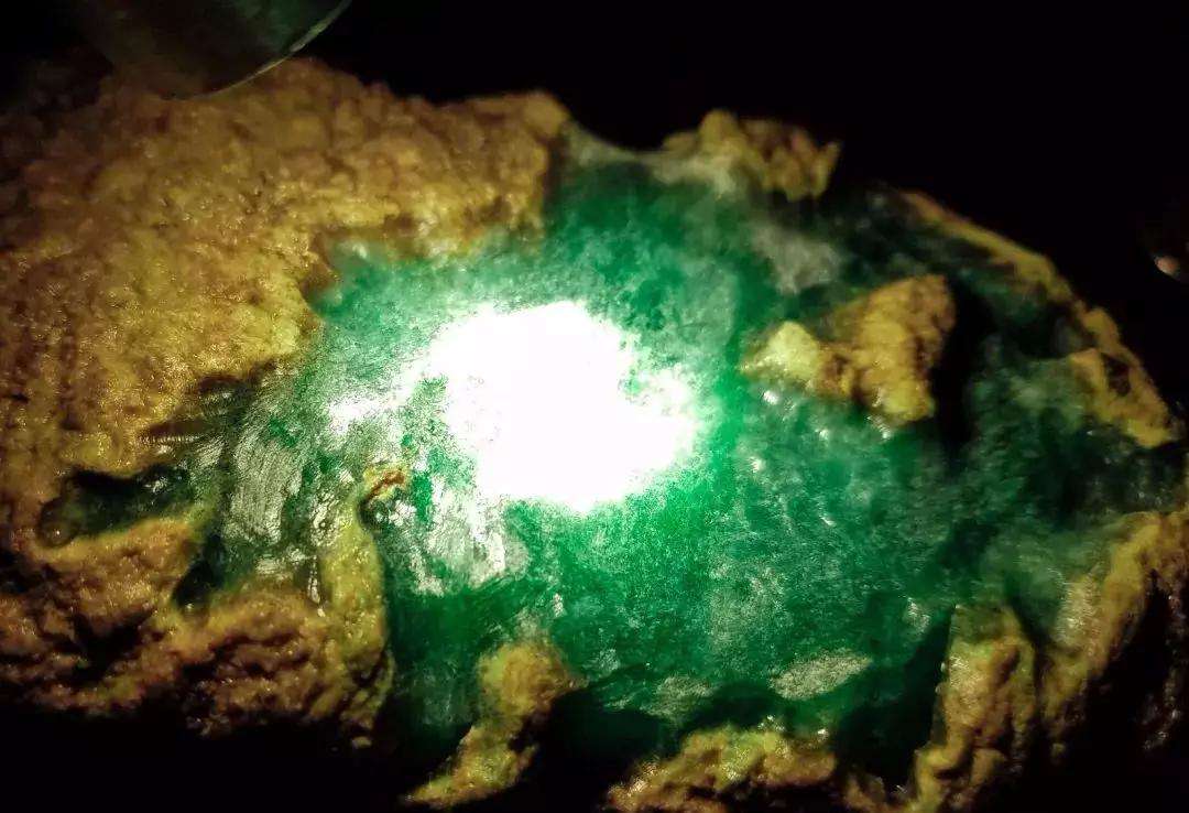 明清翡翠原石顶级帝王绿,什么样的翡翠原石才有帝王绿-第1张图片-翡翠网 明清翡翠原石顶级帝王绿,什么样的翡翠原石才有帝王绿-第1张图片-翡翠网