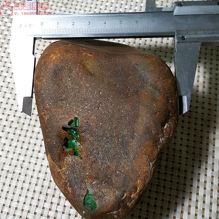 明清翡翠原石顶级帝王绿,什么样的翡翠原石才有帝王绿-第2张图片-翡翠网 明清翡翠原石顶级帝王绿,什么样的翡翠原石才有帝王绿-第2张图片-翡翠网