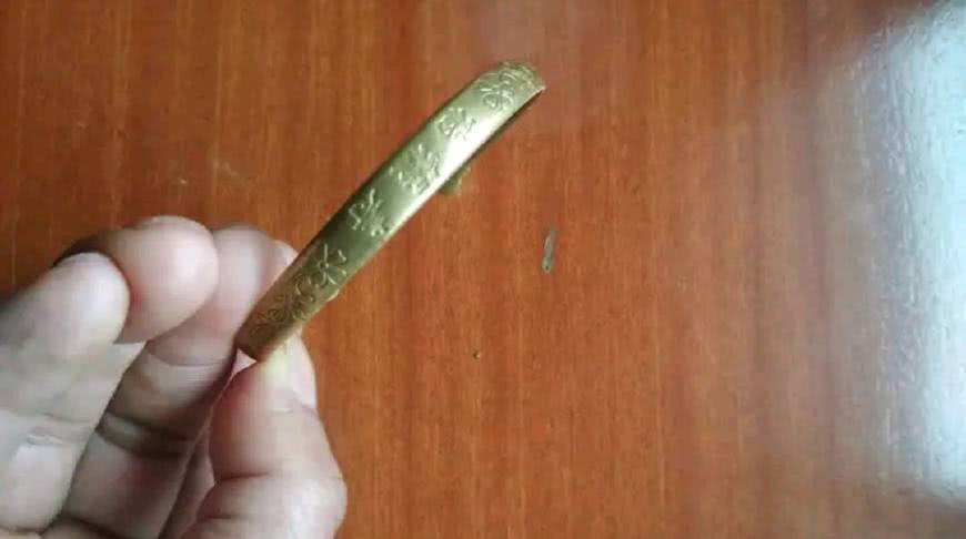 黄金怎么辨别真假,土方法识别黄金真假-第1张图片-翡翠网 黄金怎么辨别真假,土方法识别黄金真假-第1张图片-翡翠网