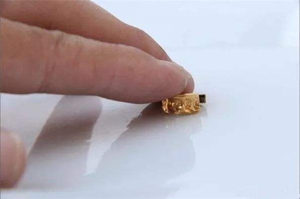 黄金怎么辨别真假,土方法识别黄金真假-第2张图片-翡翠网 黄金怎么辨别真假,土方法识别黄金真假-第2张图片-翡翠网