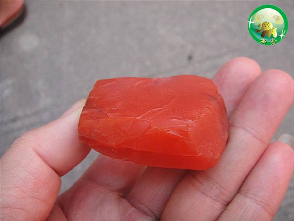 红色翡翠原石图片翡翠里有绿色带黑的是什么种-第1张图片-翡翠网 红色翡翠原石图片翡翠里有绿色带黑的是什么种-第1张图片-翡翠网