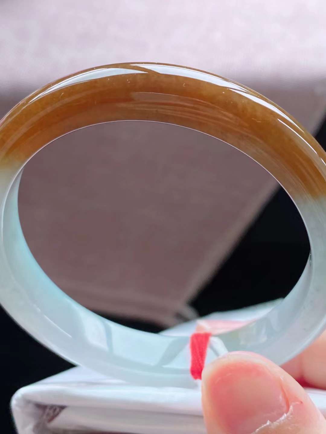 玉手镯上有黄翡翠的简单介绍-第1张图片-翡翠网 玉手镯上有黄翡翠的简单介绍-第1张图片-翡翠网