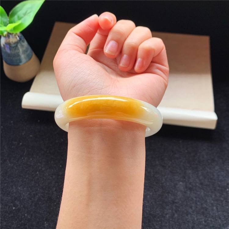 玉手镯上有黄翡翠的简单介绍-第2张图片-翡翠网 玉手镯上有黄翡翠的简单介绍-第2张图片-翡翠网