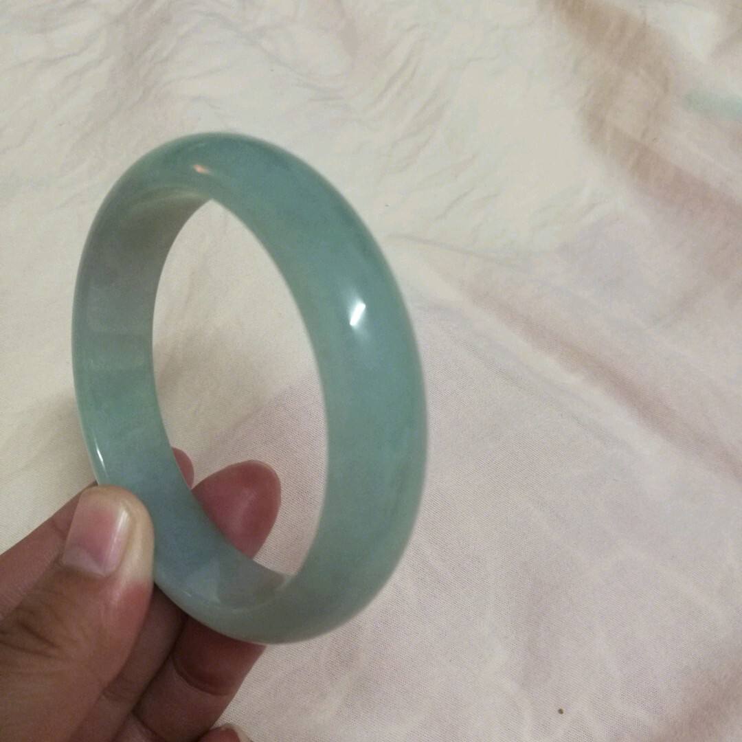 翡翠手镯不要了怎么处理女子商场砸坏翡翠手镯-第1张图片-翡翠网 翡翠手镯不要了怎么处理女子商场砸坏翡翠手镯-第1张图片-翡翠网