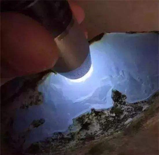 翡翠原石不透光是普通石头吗翡翠原石透光但是晶体粗-第2张图片-翡翠网 翡翠原石不透光是普通石头吗翡翠原石透光但是晶体粗-第2张图片-翡翠网