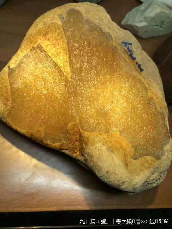 翡翠原石怎么辨别场口,翡翠原石色有黄味-第2张图片-翡翠网 翡翠原石怎么辨别场口,翡翠原石色有黄味-第2张图片-翡翠网