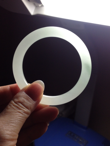 用灯光怎么识别真假翡翠,翡翠手镯灯光修饰-第1张图片-翡翠网 用灯光怎么识别真假翡翠,翡翠手镯灯光修饰-第1张图片-翡翠网