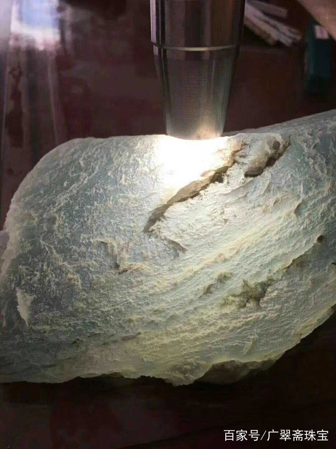 翡翠的八个等级图片,翡翠原石绺裂-第1张图片-翡翠网 翡翠的八个等级图片,翡翠原石绺裂-第1张图片-翡翠网