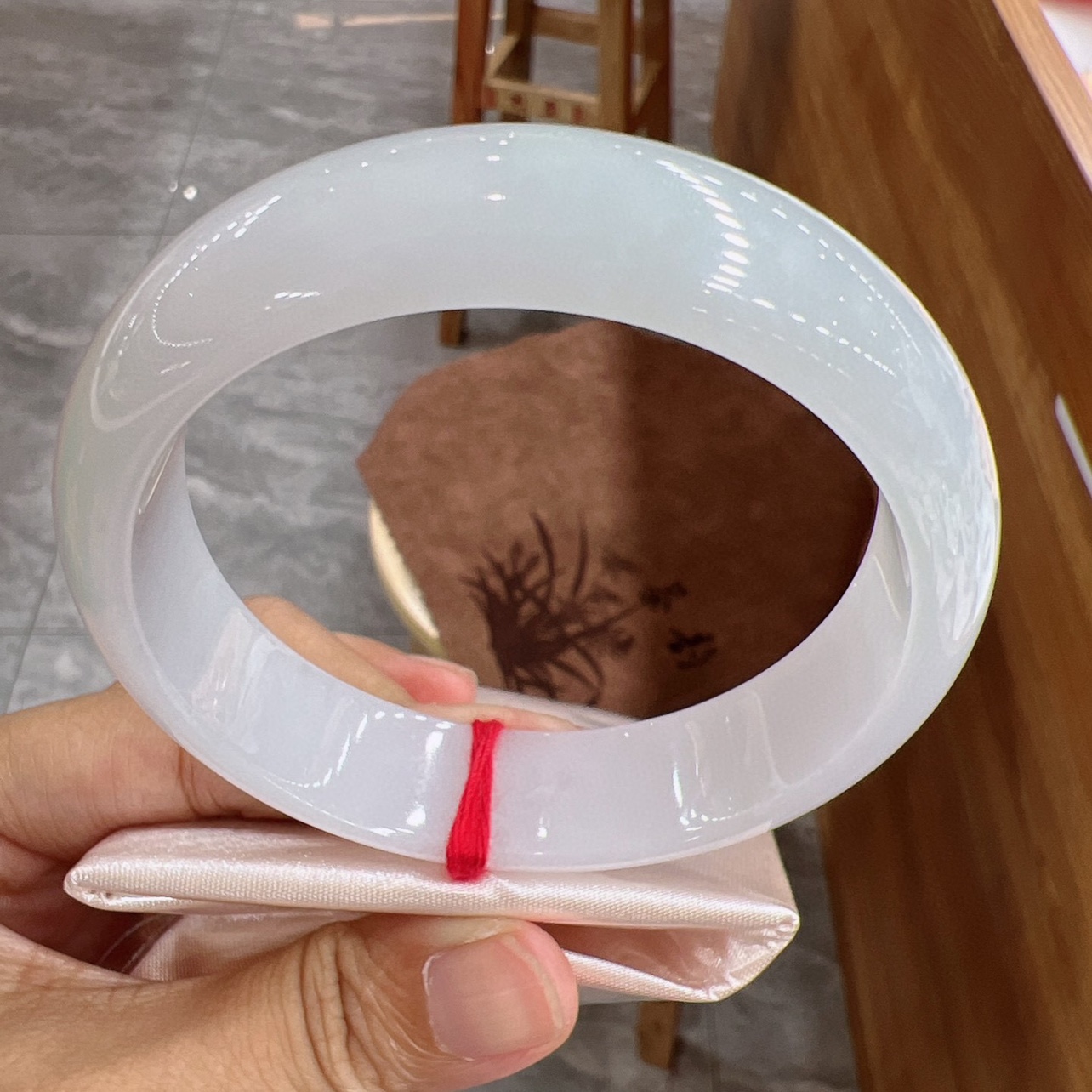 白月光翡翠手镯眼缘一千块能买什么样的翡翠手镯-第2张图片-翡翠网 白月光翡翠手镯眼缘一千块能买什么样的翡翠手镯-第2张图片-翡翠网