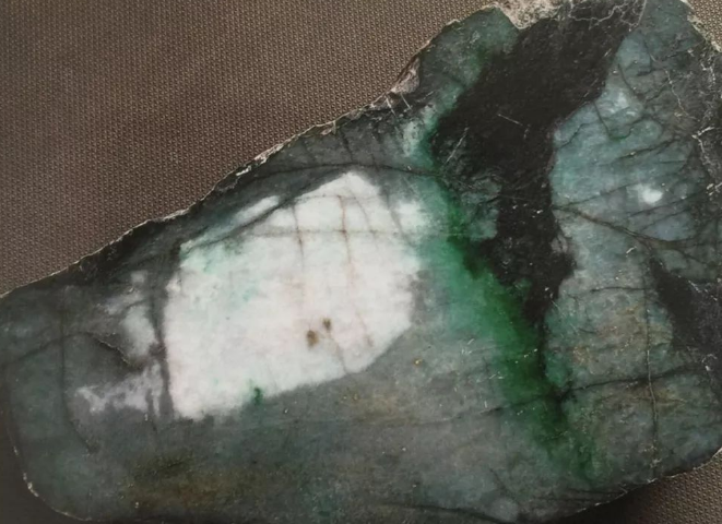 翡翠有雾层什么意思翡翠的雾层知识-第1张图片-翡翠网 翡翠有雾层什么意思翡翠的雾层知识-第1张图片-翡翠网