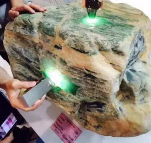 云南最大翡翠原石批发市场中国翡翠原石批发市场-第2张图片-翡翠网 云南最大翡翠原石批发市场中国翡翠原石批发市场-第2张图片-翡翠网