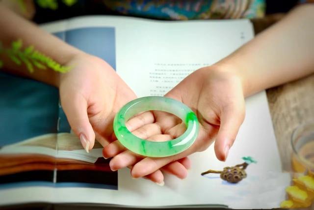 怎么鉴别翡翠真假,翡翠手镯真假鉴别知识-第9张图片-翡翠网 怎么鉴别翡翠真假,翡翠手镯真假鉴别知识-第9张图片-翡翠网