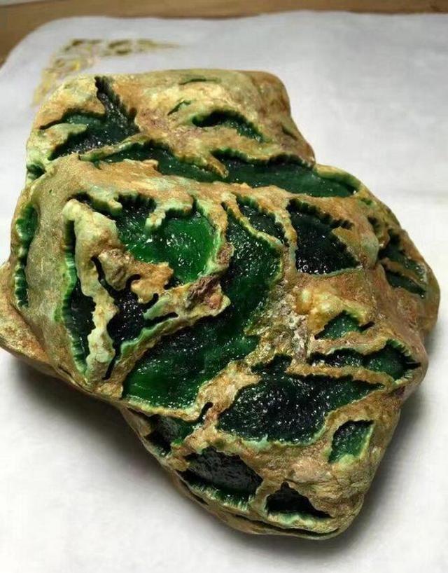 翡翠原石保养四个步骤,分享一块62公斤天然翡翠原石-第2张图片-翡翠网 翡翠原石保养四个步骤,分享一块62公斤天然翡翠原石-第2张图片-翡翠网