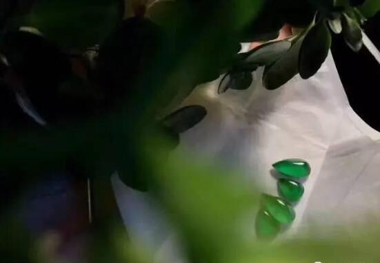 翡翠原石保养四个步骤,分享一块62公斤天然翡翠原石-第7张图片-翡翠网 翡翠原石保养四个步骤,分享一块62公斤天然翡翠原石-第7张图片-翡翠网