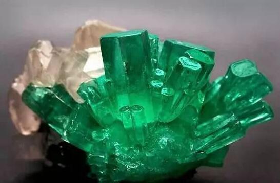 翡翠原石保养四个步骤,分享一块62公斤天然翡翠原石-第10张图片-翡翠网 翡翠原石保养四个步骤,分享一块62公斤天然翡翠原石-第10张图片-翡翠网