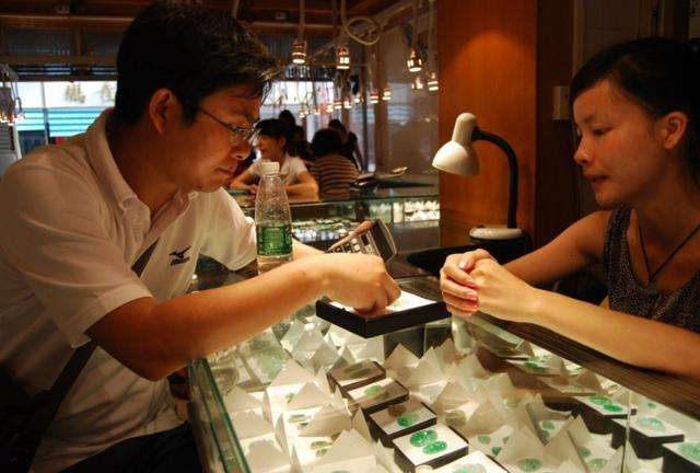 金六福的翡翠价格金六福是正规黄金吗-第2张图片-翡翠网 金六福的翡翠价格金六福是正规黄金吗-第2张图片-翡翠网