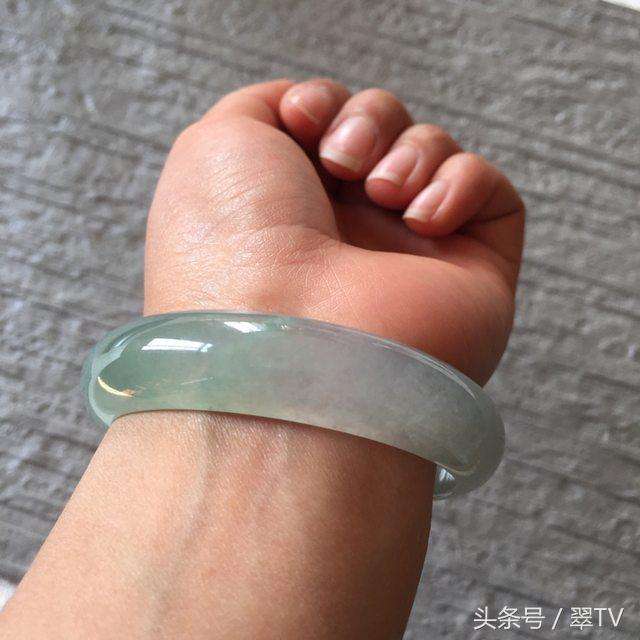 翡翠手镯叠戴效果图,翡翠手镯佩戴效果图片-第1张图片-翡翠网 翡翠手镯叠戴效果图,翡翠手镯佩戴效果图片-第1张图片-翡翠网