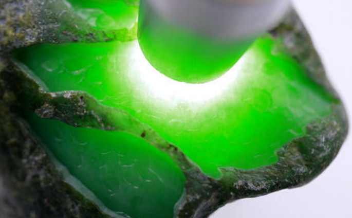 黑河天然翡翠原石如何鉴别的简单介绍-第2张图片-翡翠网 黑河天然翡翠原石如何鉴别的简单介绍-第2张图片-翡翠网