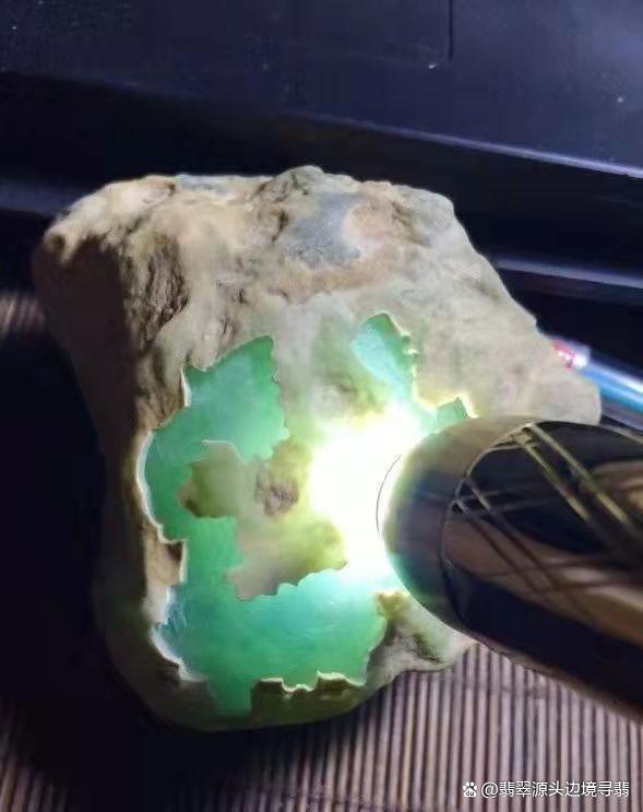 翡翠原石切开后肉是白色的,翡翠原石开孔有白雾图片-第1张图片-翡翠网 翡翠原石切开后肉是白色的,翡翠原石开孔有白雾图片-第1张图片-翡翠网