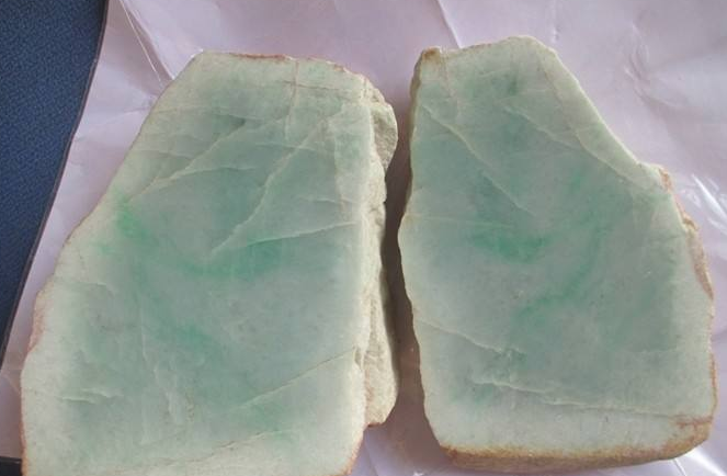 翡翠原石切开后肉是白色的,翡翠原石开孔有白雾图片-第2张图片-翡翠网 翡翠原石切开后肉是白色的,翡翠原石开孔有白雾图片-第2张图片-翡翠网