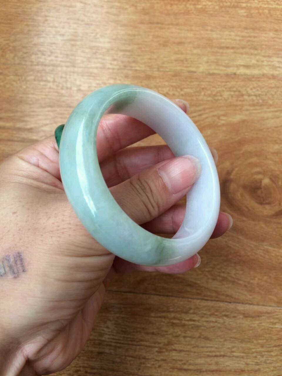 关于翡翠玉镯回收价格的信息-第1张图片-翡翠网 关于翡翠玉镯回收价格的信息-第1张图片-翡翠网