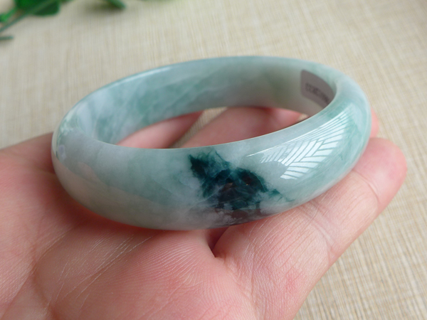 飘阳绿翡翠手镯尺寸,糯冰种飘阳绿翡翠手镯-第1张图片-翡翠网 飘阳绿翡翠手镯尺寸,糯冰种飘阳绿翡翠手镯-第1张图片-翡翠网