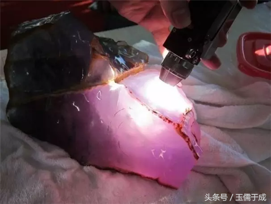 九节翡翠真的存在吗十春九木翡翠原石图片-第4张图片-翡翠网 九节翡翠真的存在吗十春九木翡翠原石图片-第4张图片-翡翠网