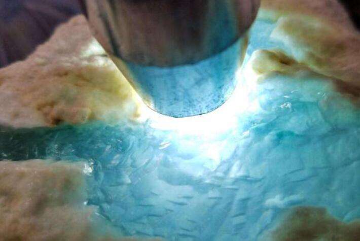 最顶级的玻璃种无色翡翠,翡翠原石开出了玻璃种-第1张图片-翡翠网 最顶级的玻璃种无色翡翠,翡翠原石开出了玻璃种-第1张图片-翡翠网