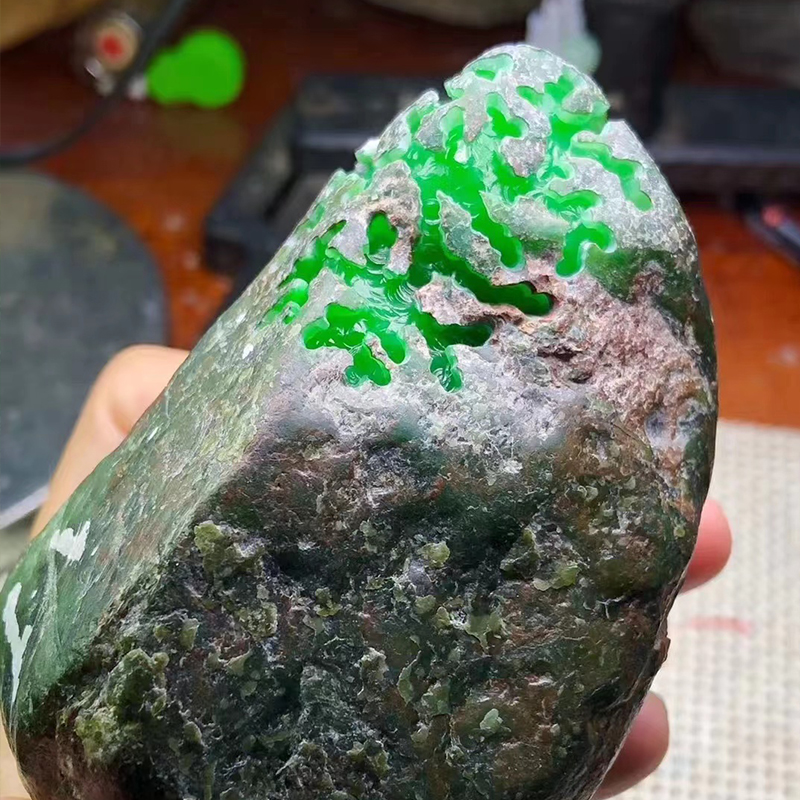 最顶级的玻璃种无色翡翠,翡翠原石开出了玻璃种-第2张图片-翡翠网 最顶级的玻璃种无色翡翠,翡翠原石开出了玻璃种-第2张图片-翡翠网