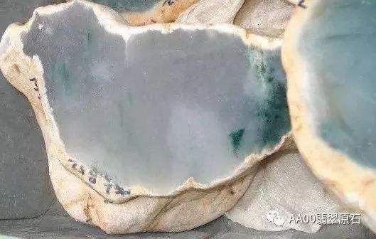 翡翠原石雾层判断,翡翠原石的雾层表现-第1张图片-翡翠网 翡翠原石雾层判断,翡翠原石的雾层表现-第1张图片-翡翠网