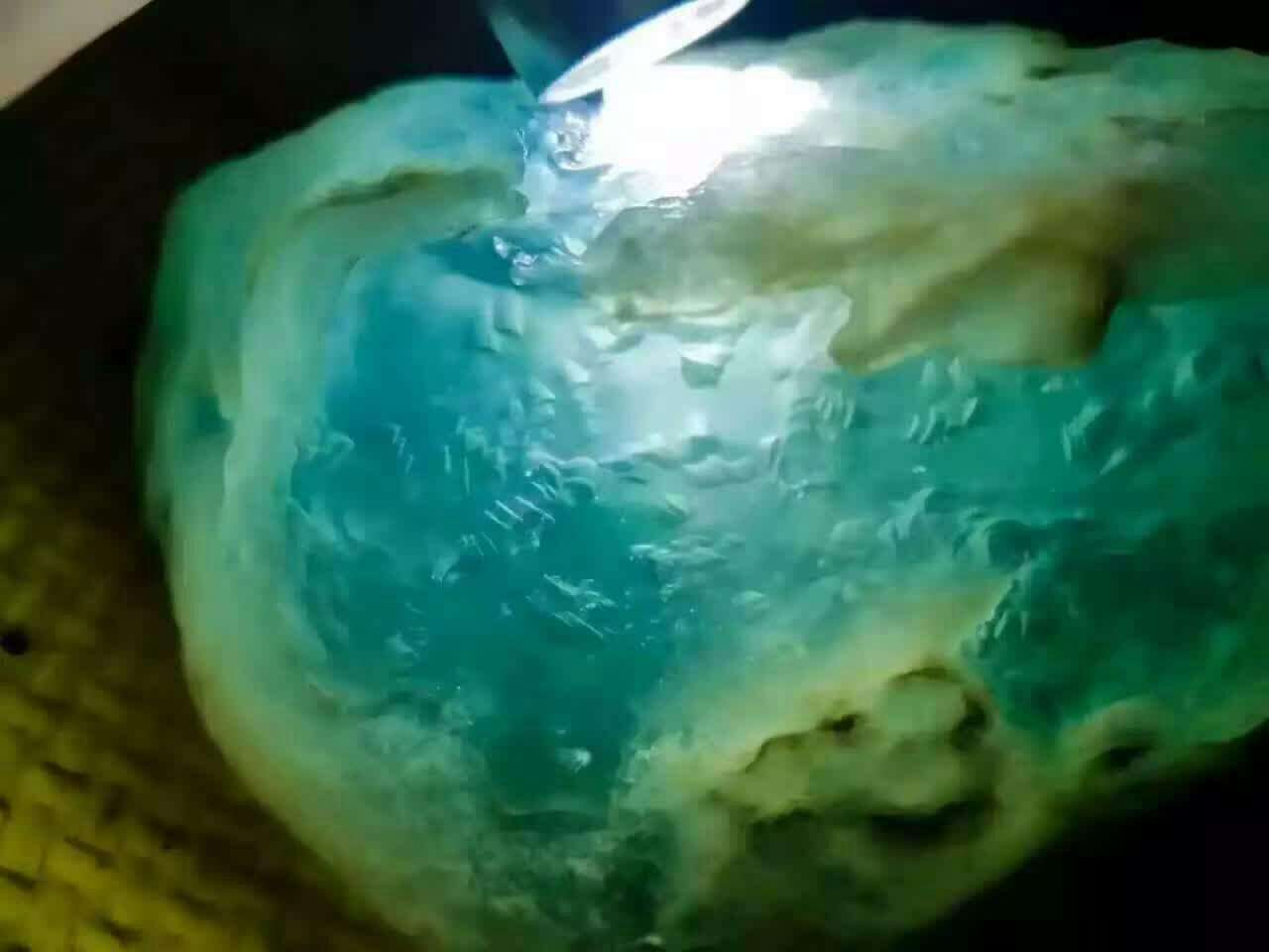 玻璃底和玻璃种翡翠有什么区别老坑玻璃种翡翠原石详解-第2张图片-翡翠网 玻璃底和玻璃种翡翠有什么区别老坑玻璃种翡翠原石详解-第2张图片-翡翠网