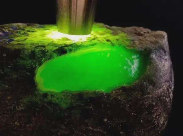 翡翠原石鉴别最简单方法赌石翡翠原石鉴定方法-第2张图片-翡翠网 翡翠原石鉴别最简单方法赌石翡翠原石鉴定方法-第2张图片-翡翠网