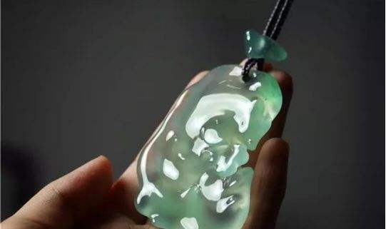 翡翠原石鱼龙混杂8亿帝王绿翡翠图片-第2张图片-翡翠网 翡翠原石鱼龙混杂8亿帝王绿翡翠图片-第2张图片-翡翠网