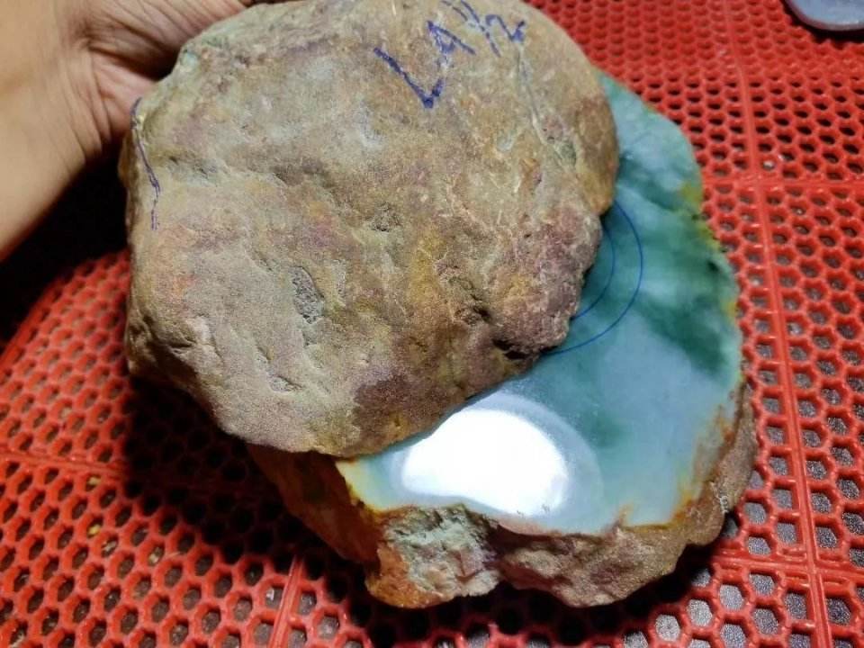 关于翡翠原石表现不咋滴能开出好料吗的信息-第2张图片-翡翠网 关于翡翠原石表现不咋滴能开出好料吗的信息-第2张图片-翡翠网