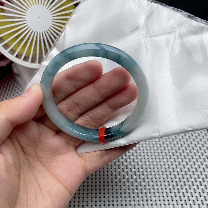 在缅甸300块买了个手镯缅甸莲叶翡翠手镯价格-第1张图片-翡翠网 在缅甸300块买了个手镯缅甸莲叶翡翠手镯价格-第1张图片-翡翠网