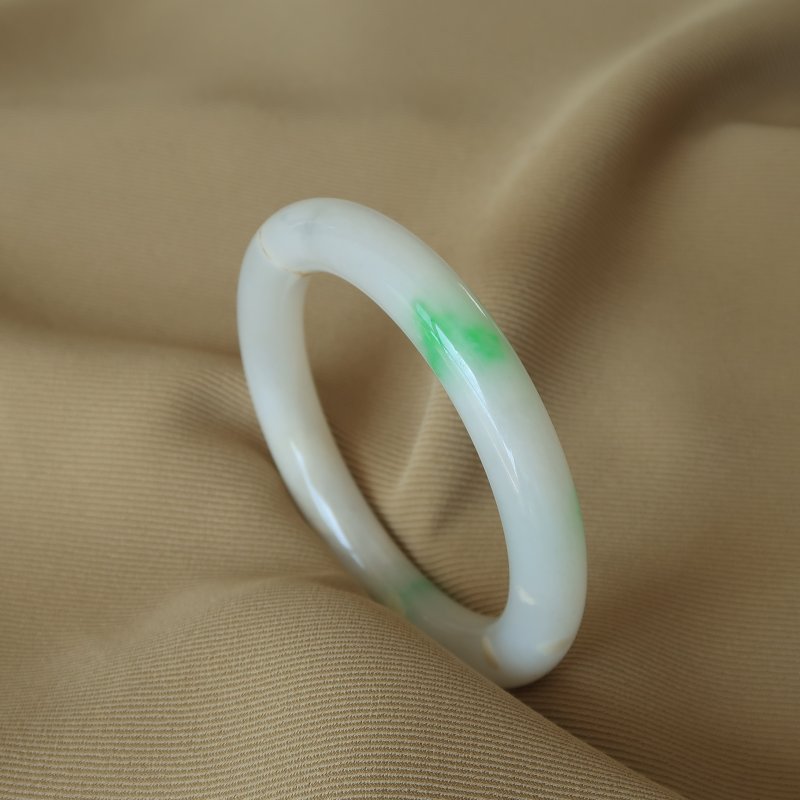 包含翡翠手镯新坑料和老坑料的区别的词条-第1张图片-翡翠网 包含翡翠手镯新坑料和老坑料的区别的词条-第1张图片-翡翠网