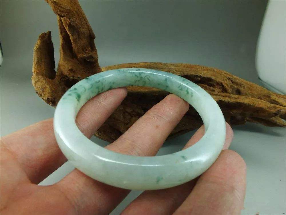 关于翡翠的知识大全翡翠飘花知识点-第1张图片-翡翠网 关于翡翠的知识大全翡翠飘花知识点-第1张图片-翡翠网