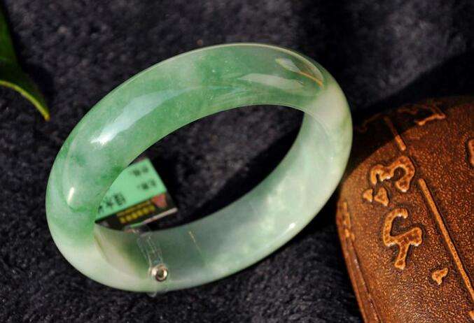 如何识别翡翠手镯的真假的简单介绍-第2张图片-翡翠网 如何识别翡翠手镯的真假的简单介绍-第2张图片-翡翠网