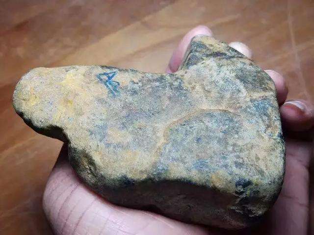 翡翠a货一般在什么价位,翡翠原石和凉水哪个好-第1张图片-翡翠网 翡翠a货一般在什么价位,翡翠原石和凉水哪个好-第1张图片-翡翠网