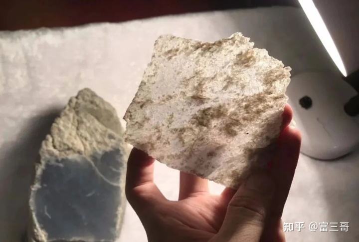 包含翡翠原石比重与什么金属比重相近的词条-第2张图片-翡翠网 包含翡翠原石比重与什么金属比重相近的词条-第2张图片-翡翠网