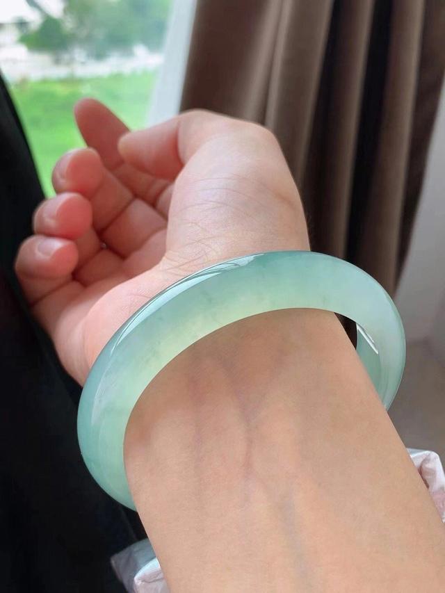 关于翡翠的知识大全手镯的简单介绍-第2张图片-翡翠网 关于翡翠的知识大全手镯的简单介绍-第2张图片-翡翠网