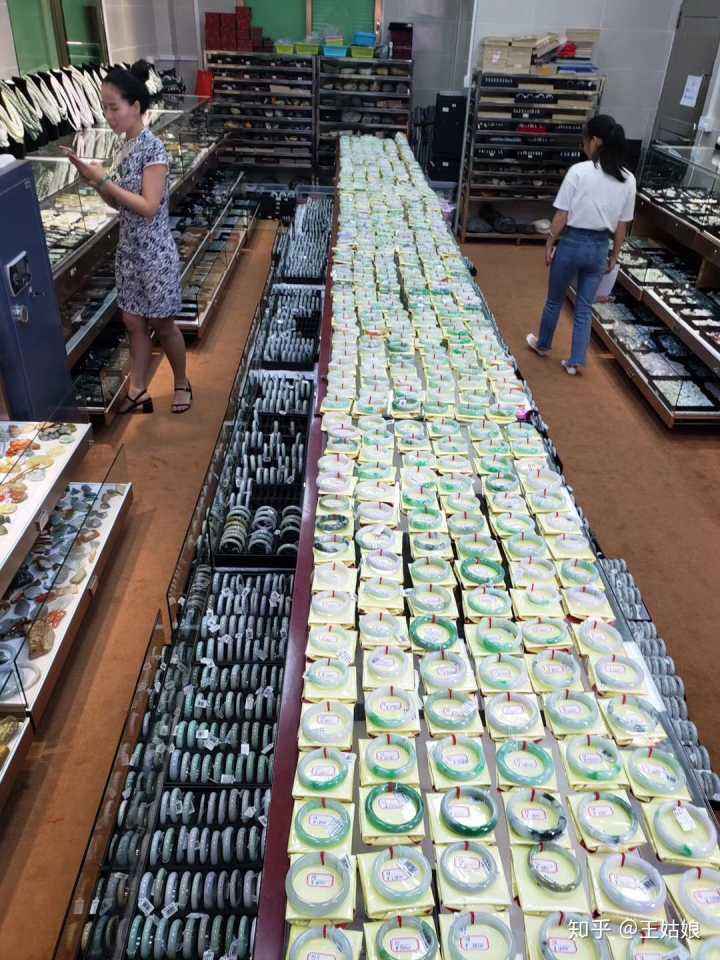 抖音一眼万年翡翠原石的简单介绍-第1张图片-翡翠网 抖音一眼万年翡翠原石的简单介绍-第1张图片-翡翠网