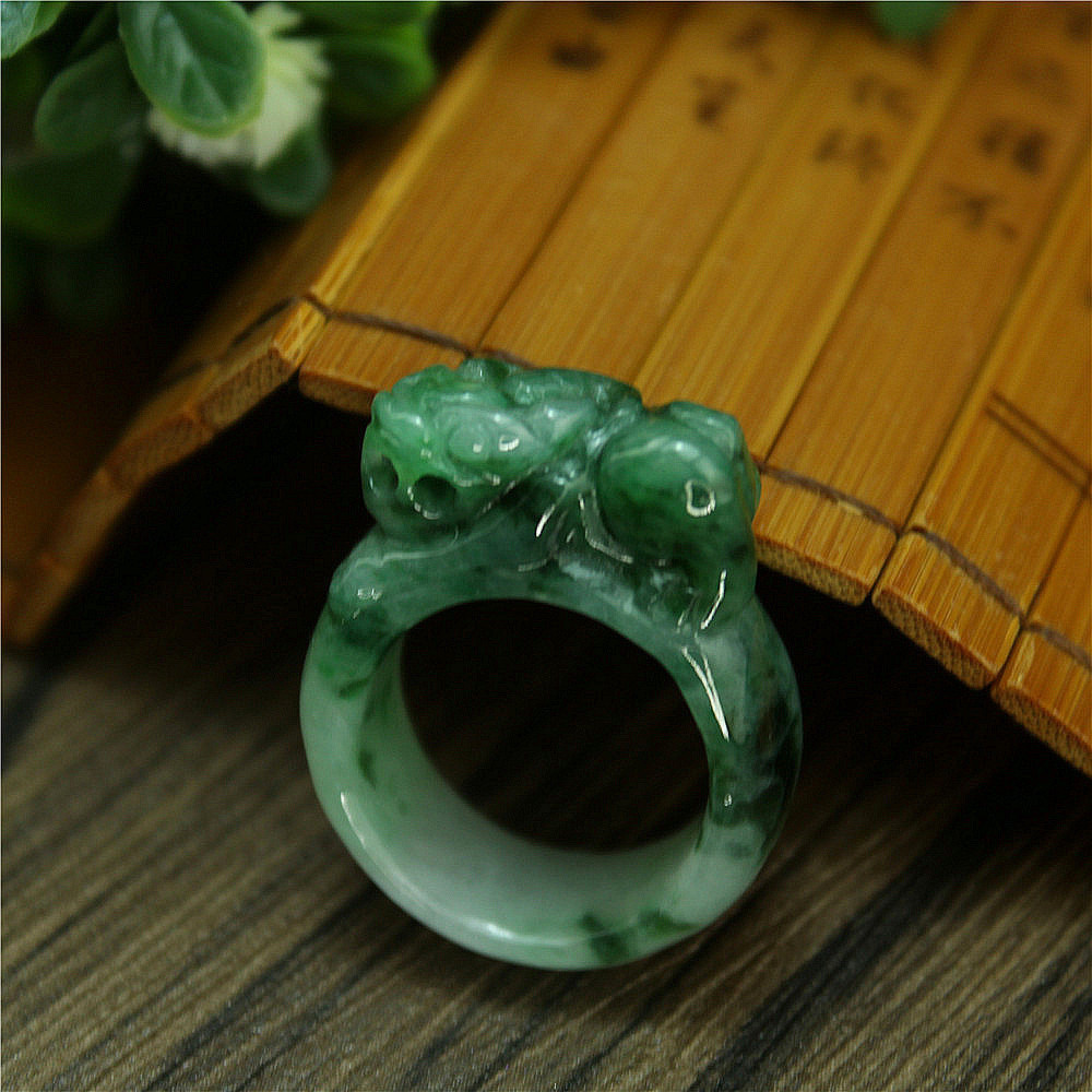 冰糯种飘花翡翠值得收藏吗,翡翠糯冰飘花价格-第2张图片-翡翠网 冰糯种飘花翡翠值得收藏吗,翡翠糯冰飘花价格-第2张图片-翡翠网