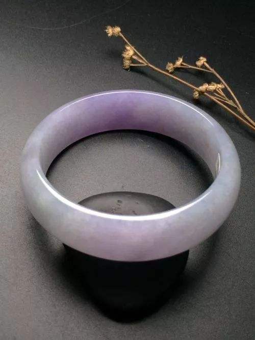 翡翠手镯不透就是假的吗翡翠手镯透明的好还是不透明的好-第1张图片-翡翠网 翡翠手镯不透就是假的吗翡翠手镯透明的好还是不透明的好-第1张图片-翡翠网