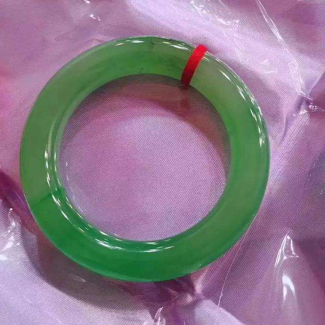 90万的翡翠手镯,2万左右的翡翠手镯图片-第1张图片-翡翠网 90万的翡翠手镯,2万左右的翡翠手镯图片-第1张图片-翡翠网